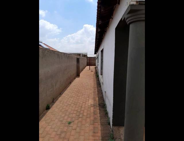 3 BEDROOM HOUSE FOR SALE IN PROTEA GLEN